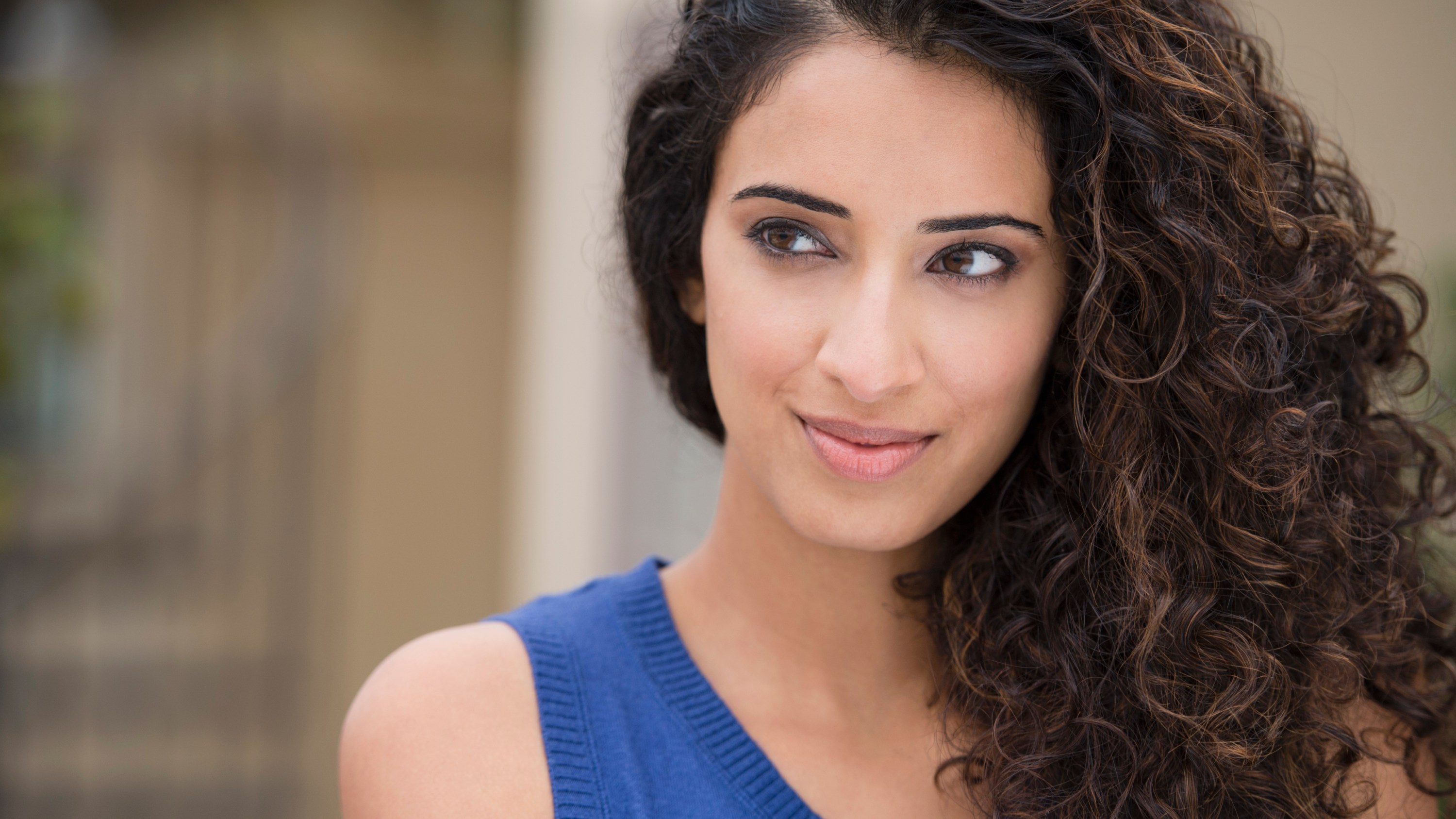 How to Style Curly Hair Without Frizz