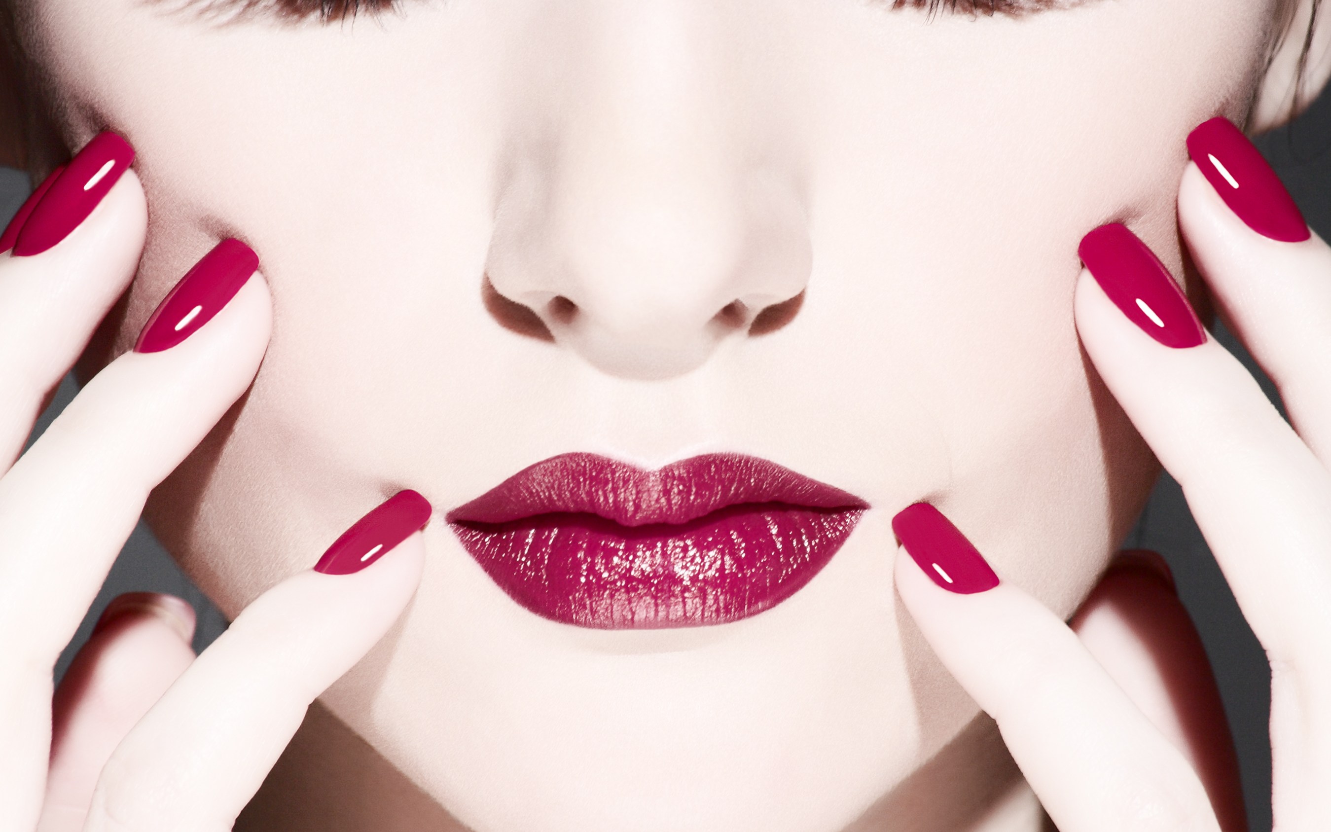 Lipstick More Popular Than Nail Polish for the First Time Since 2009