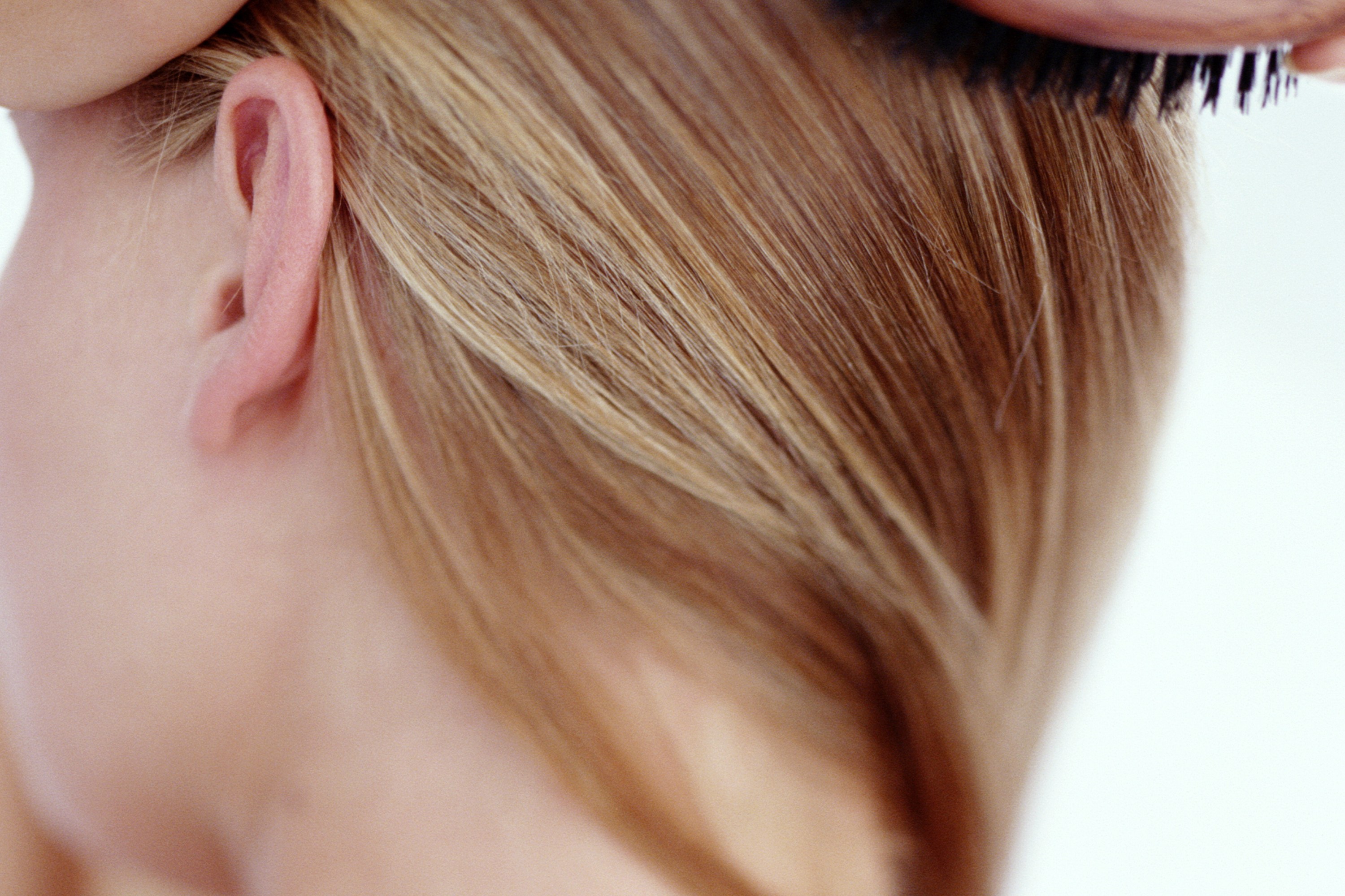 How to Style Curly Hair Without Frizz