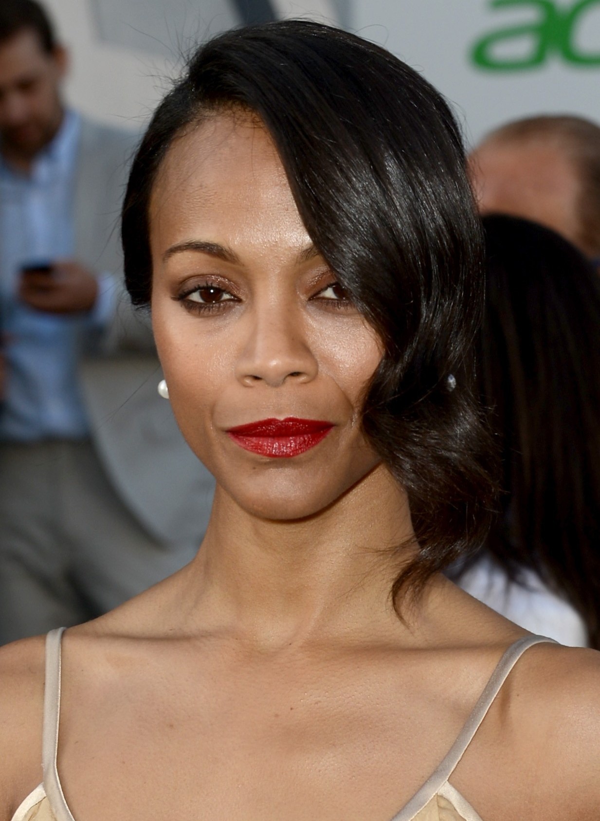 Get Zoe Saldana's Metallic Eye and Red Lips From 'Star Trek Into Darkness' Premiere