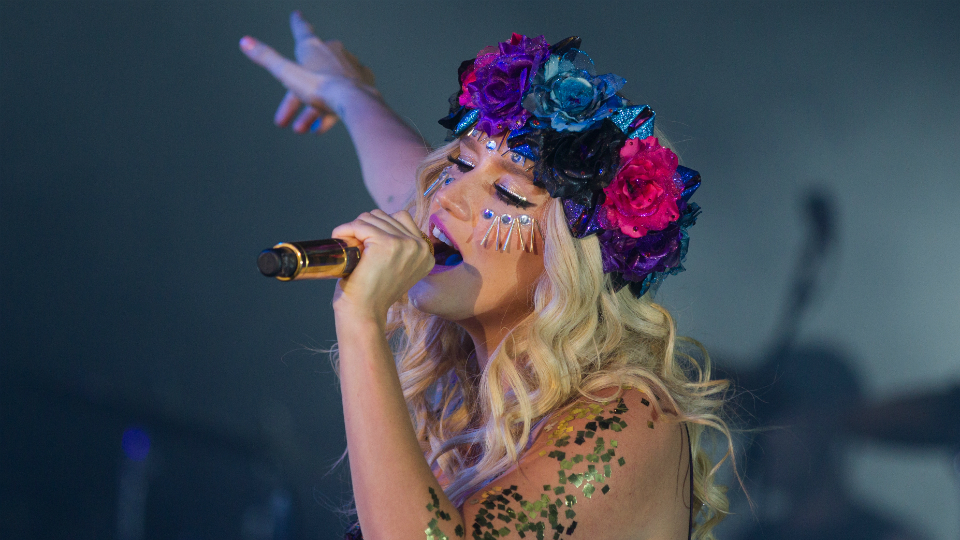 Kesha performing