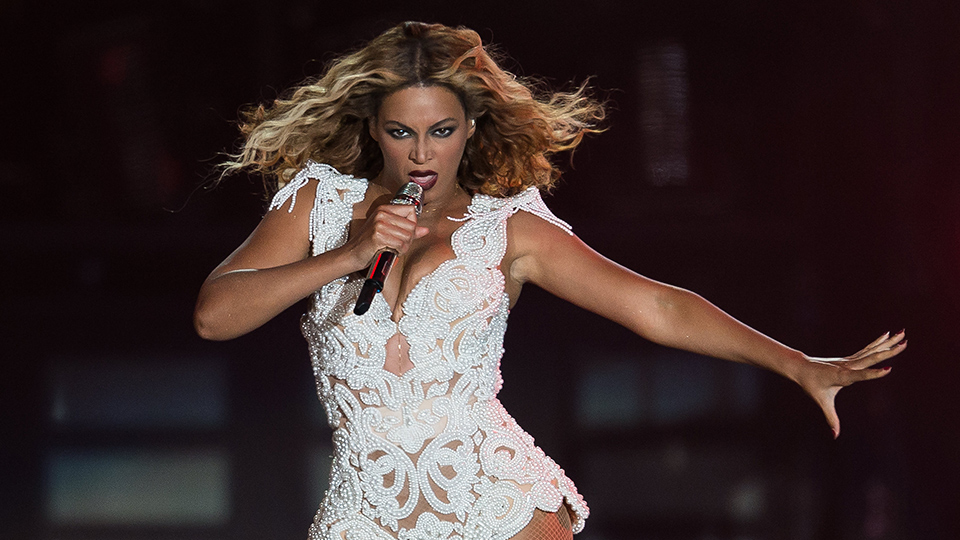 How to Wear Hot Pants