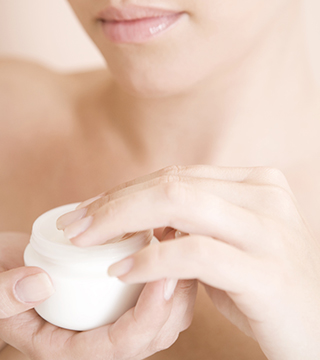 Suki Waterhouse's Beauty Trick With Baking Soda