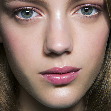 Suki Waterhouse's Beauty Trick With Baking Soda