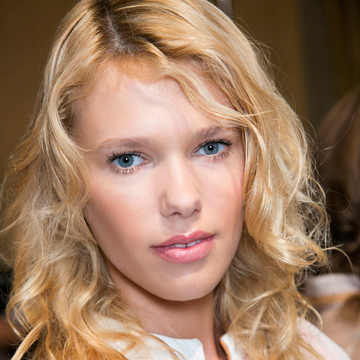 Messy Curls 101: Everything You Need to Know to Get the Look