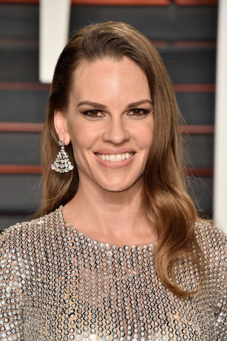 Hilary Swank with slightly wavy hair at 2016 Vanity Fair Oscars party
