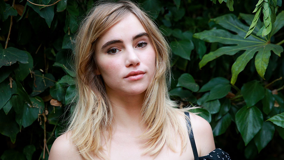 Suki Waterhouse uses baking soda for face exfoliator