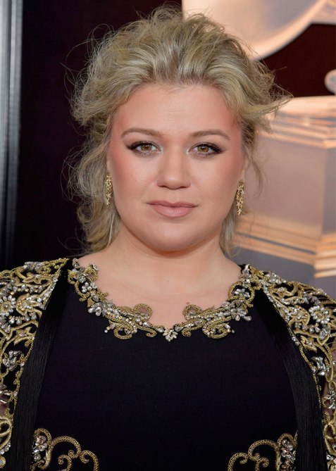STYLECASTER | Beauty Looks at the 2018 Grammys | Kelly Clarkson