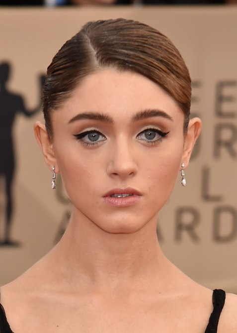 STYLECASTER | 2018 Sag Awards Beauty Looks | Natalia Dyer