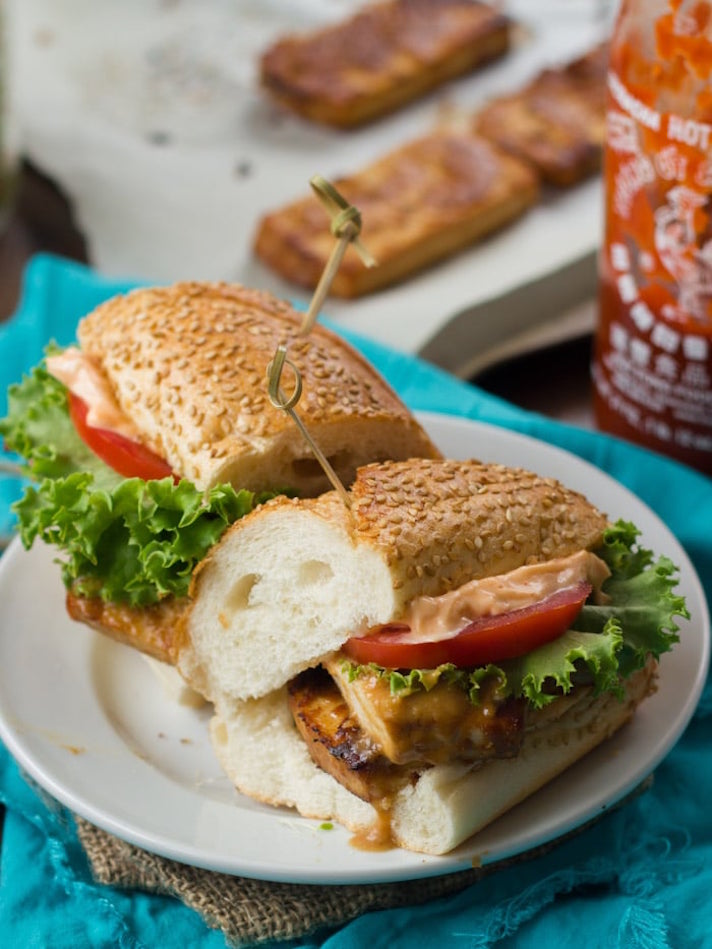 STYLECASTER | 19 High-Protein Veggie Sandwiches That Are Sure To Satisfy | Baked Peanut Tofu Sandwich With Sriracha Mayo