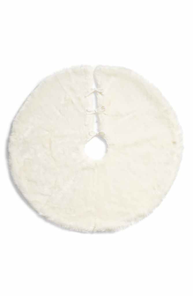 STYLECASTER | Christmas tree decorations | faux fur tree skirt