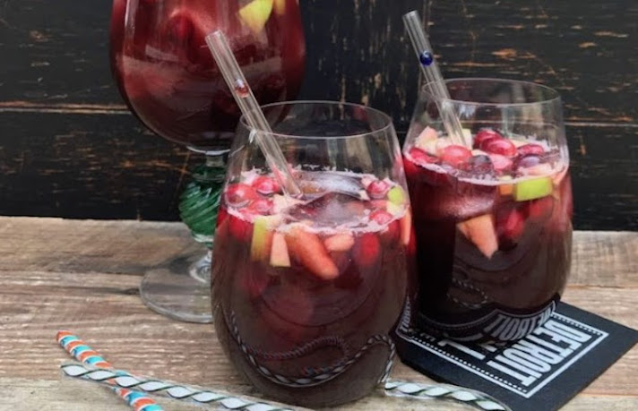STYLECASTER | 15 Big-Batch Holiday Cocktails You Can Make With Boxed Wine | Cranberry Apple Cider Sangria