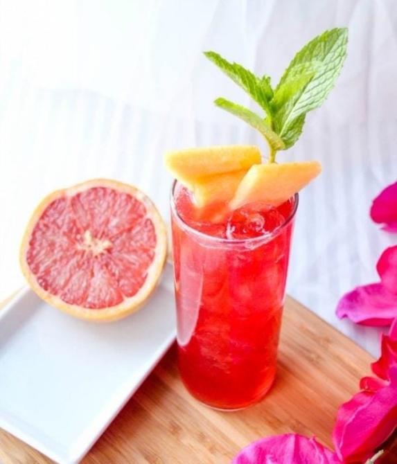 STYLECASTER | creative cocktail recipes | spicy raspberry cantaloupe cocktail