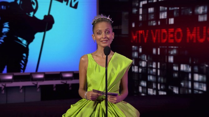 STYLECASTER | VMAs red carpet fashion