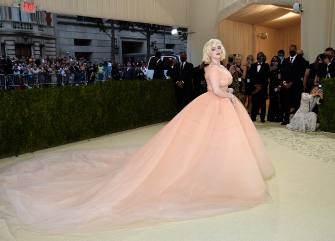 STYLECASTER | Billie Eilish Oscars Look 2022