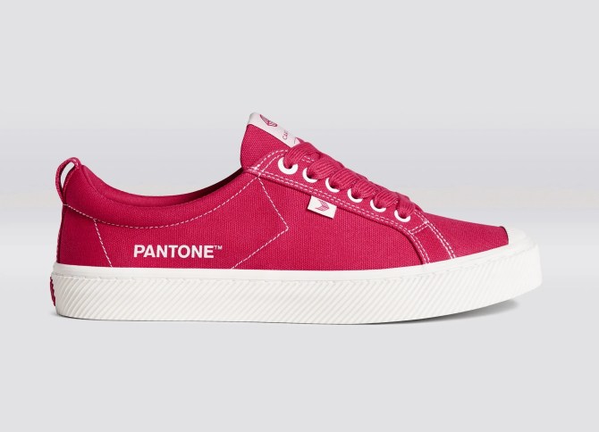 Cariuma OCA Low Canvas Viva Magenta