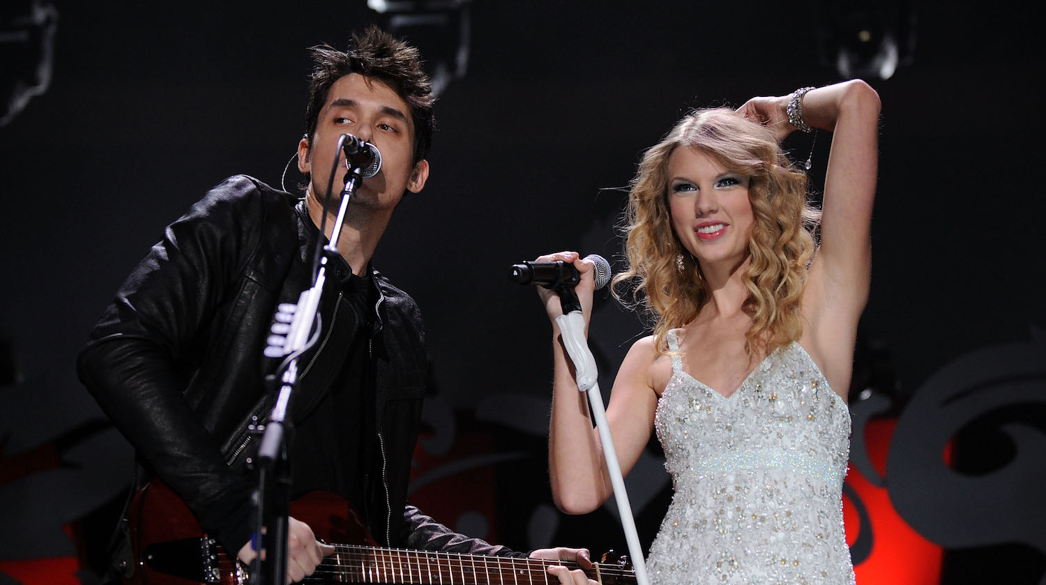John Mayer, Taylor Swift perform onstage during Z100's Jingle Ball 2009 at Madison Square Garden on December 11, 2009 in New York City.