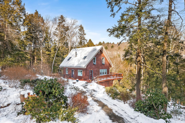 15 Best Cozy Cabins on Airbnb to Book in Winter 2026