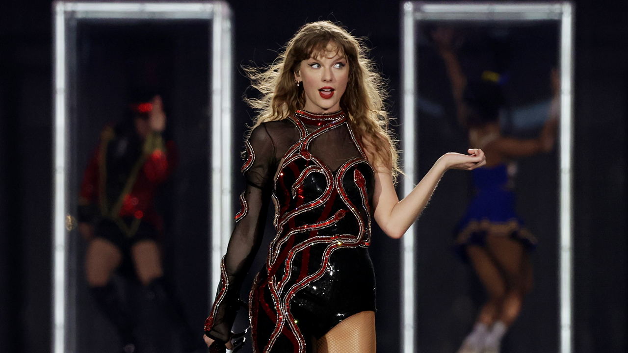 Taylor Swift Fans Are Concerned For Her Health When She Did This On Stage