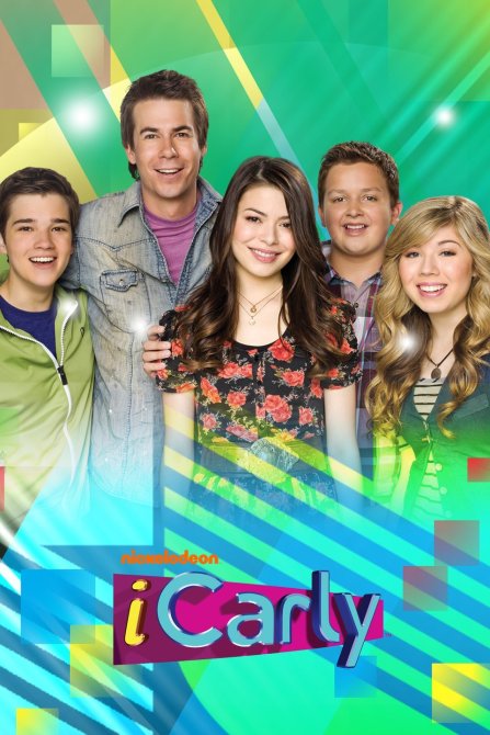 Miranda Cosgrove and the rest of the ICarly cast smiling with a green background!
