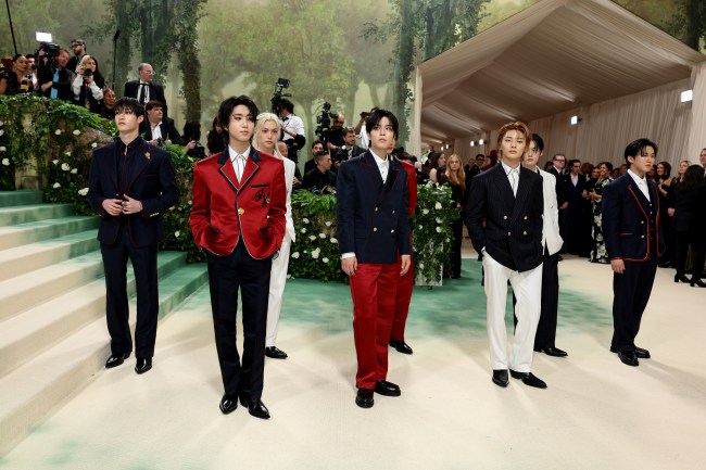 Stray Kids have arrived to the Met Gala dressed by Tommy Hilfiger.