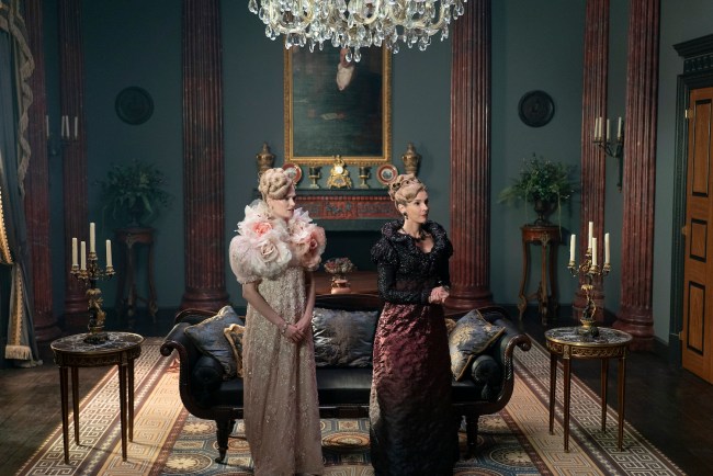 Jessica Madsen as Cressida Cowper, Joanna Bobin as Lady Cowper in episode 304 of Bridgerton. 