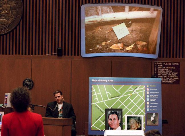 Mezzaluna Restaurant bartender Stewart Tanner(2nd L) is questioned by prosecutor Marcia Clark(L) as pictures of murder victims Ronald Goldman and Nicole Simpson Brown, a map of the Bundy area, and a screen showing the location of Goldman's pager at the murder scene