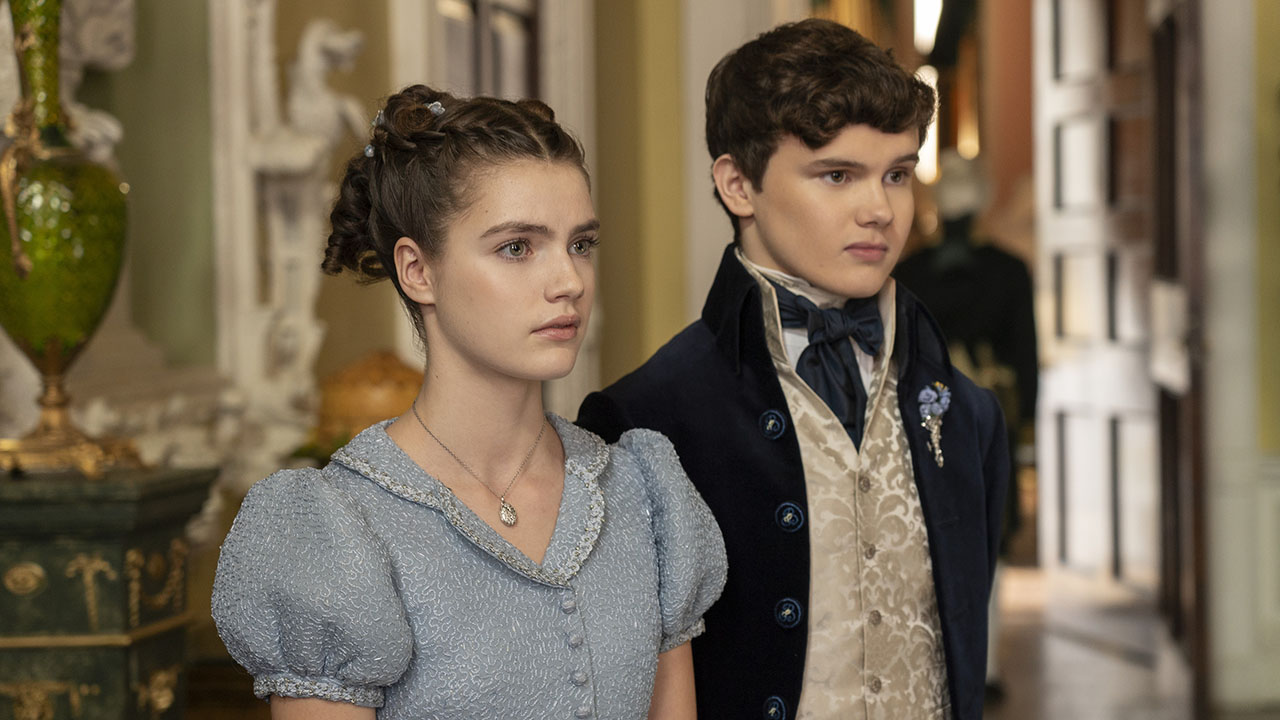 Florence Hunt as Hyacinth Bridgerton, Will Tilston as Gregory Bridgerton in episode 307 of Bridgerton.