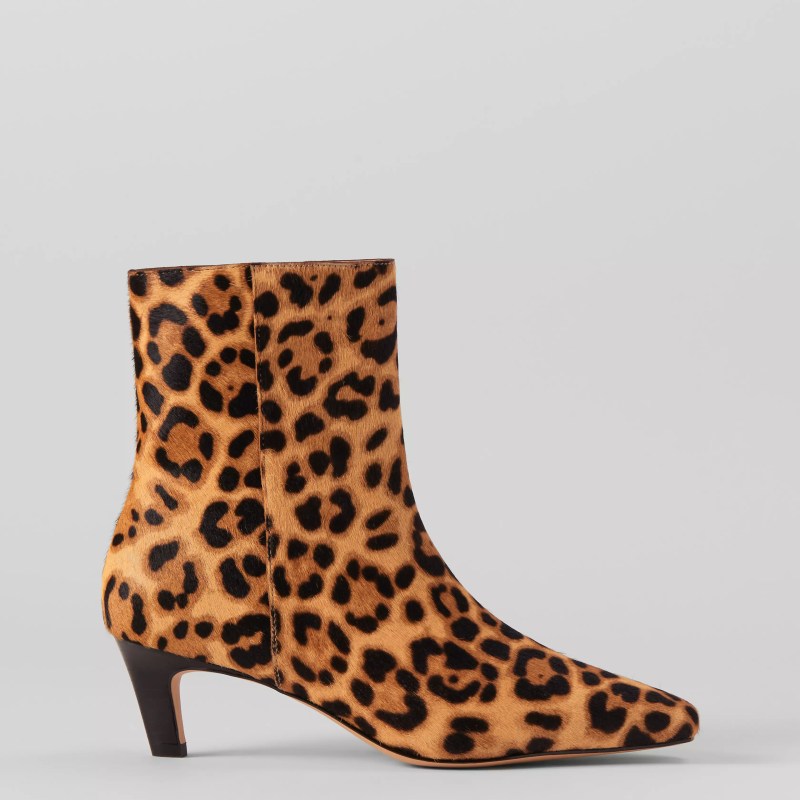 Shoe Trends 2025: Statement Flip-Flops, Retro Sneakers & More