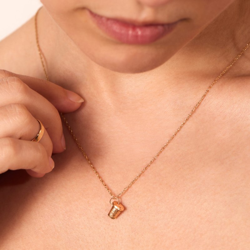 2025 Men's Jewelry Trends: Brooches, Scarves & Chokers