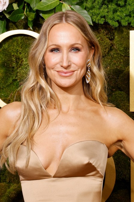 nikki glaser at the 2025 golden globes