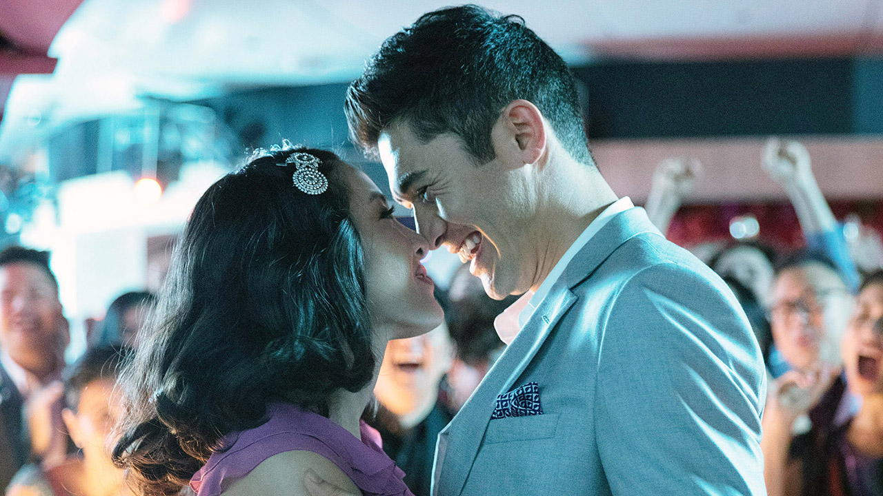 CRAZY RICH ASIANS, from left: Constance Wu, Henry Golding, 2018. ph: Sanja Bucko /© Warner Bros.
