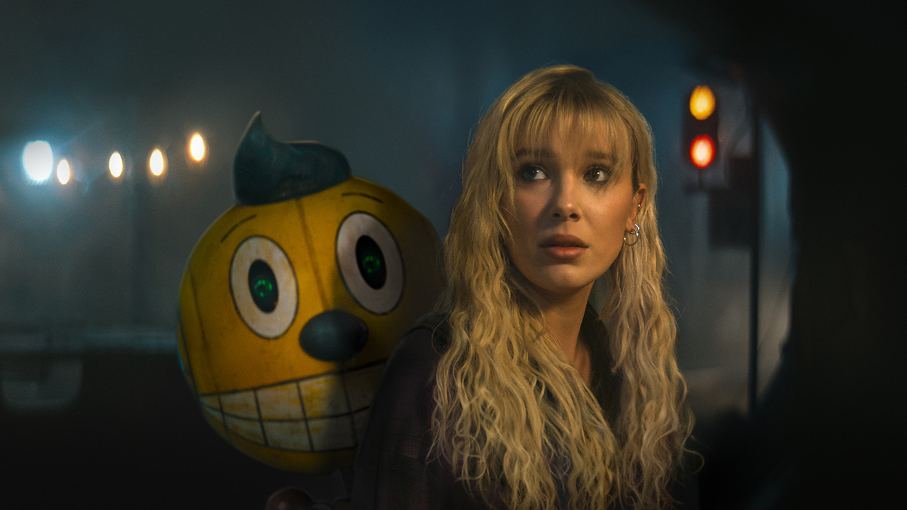 The Electric State.  (L to R) Cosmo (voiced by Alan Tudyk) and  Michelle (Millie Bobby Brown) in The Electric State.  ™/© 2024 Netflix.