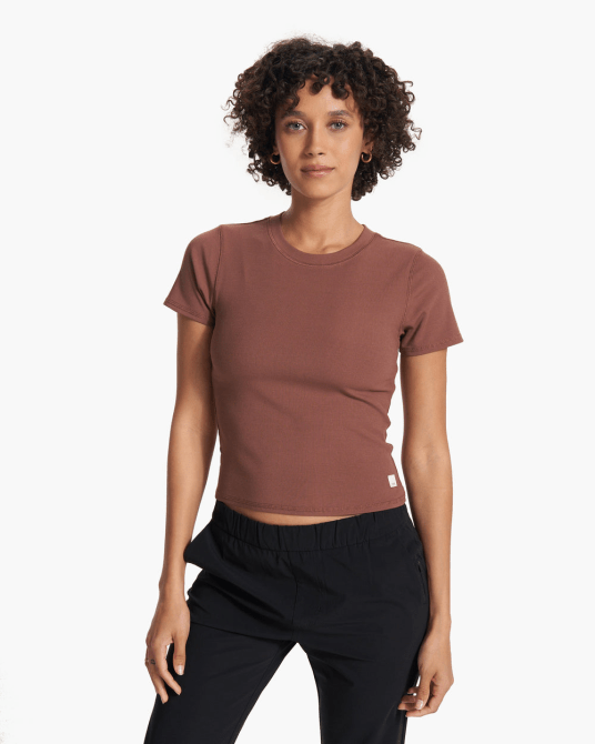 A model wearing the Vuori Pose Fitted Tee in a hazelnut brown colorway