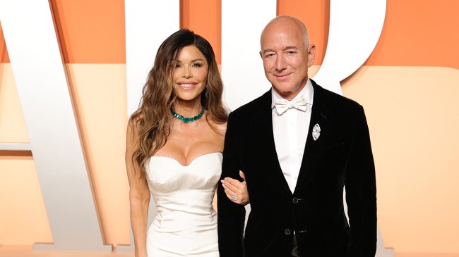BEVERLY HILLS, CALIFORNIA - MARCH 02: (L-R) Lauren Sánchez and Jeff Bezos attend the 2025 Vanity Fair Oscar Party Hosted By Radhika Jones at Wallis Annenberg Center for the Performing Arts on March 02, 2025 in Beverly Hills, California.