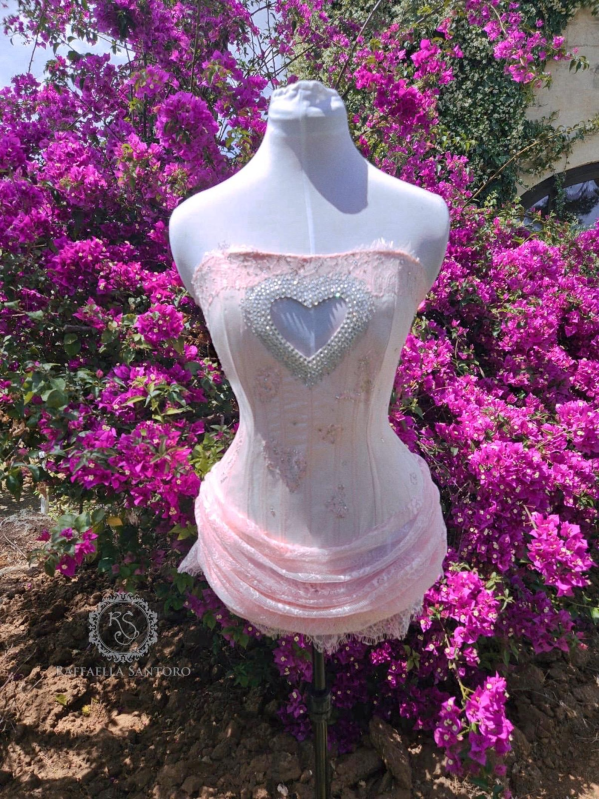 10 Sabrina Carpenter Halloween Costume Ideas for 2025