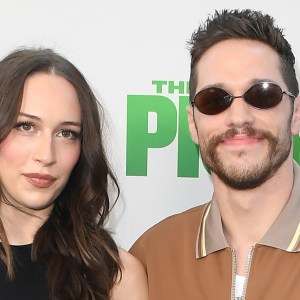LOS ANGELES, CALIFORNIA - JULY 27: Elsie Hewitt and Pete Davidson arrives at the  at Regal LA Live on July 27, 2025 in Los Angeles, California.